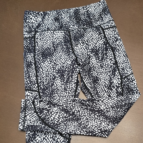 ZYIA Pants - ZYIA Women's 6-8 Black and White Active Leggings 3/4 Length